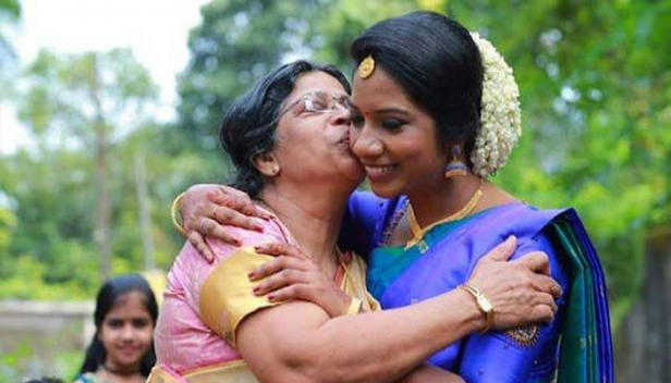 കാലു വേദന ഒക്കെ മാറി അമ്മ മിടുക്കി ആയി വരട്ടെ... ഗൗൺ ഒക്കെ ഇട്ടു പ്രാക്ടീസ് ചെയ്യാൻ.. ഇത് വരെ എഴുതാതെ പോയ വിപ്ലവ പ്രണയത്തെ പറ്റിയും ജീവിതത്തെ പറ്റിയും എഴുതാൻ... ഒരു ഇലക്ഷനിൽ കൂടി മൽസരിക്കാൻ.. കുടുംബത്തിനായി ഓടിയ അമ്മയെ കുറിച്ച് ഹൃദയസ്പർശിയായ കുറിപ്പുമായി സരയു മോഹനചന്ദ്രൻ ഐഎഎസ്