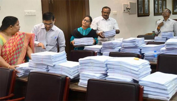 തങ്ങളുടെ പ്രകടന പത്രികയിലെ മറ്റൊരു വാഗ്ദാനം കൂടി നടപ്പാക്കാനൊരുങ്ങി ബിജെപി; രാജ്യമാകെ ഒരൊറ്റ വോട്ടർ പട്ടിക സംബന്ധിച്ച ചർച്ചകൾ സജീവം; നിലവിൽ രണ്ട് വോട്ടർ പട്ടികയുള്ള സംസ്ഥാനങ്ങളുമായി കേന്ദ്ര കാബിനറ്റ് സെക്രട്ടറി ചർച്ച നടത്തും