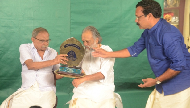 കോഴിക്കോട് ബാലസംസ്കാര കേന്ദ്രത്തിന്റെ ജന്മാഷ്ടമി പുരസ്കാരം എം ടി. കൈതപ്രത്തിന് സമർപ്പിച്ചു; രചനയിൽ വ്യത്യസ്ത പുലർത്തുന്ന കവിയാണ് കൈതപ്രമെന്ന് എംടി; ഇത് ജീവിത സുകൃതമെന്ന് കൈതപ്രം