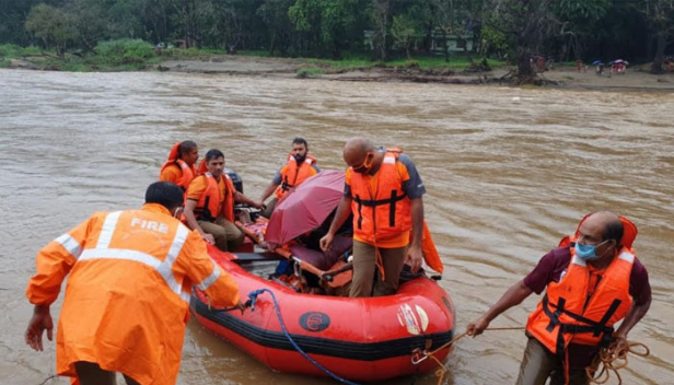 ചാലിയാർ പുഴയ്ക്കക്കരെ നിന്ന് വിളി വന്നപ്പോൾ  ആകെയൊന്ന് പകച്ചു; കുത്തൊഴുക്കിൽ ചങ്ങാടത്തിൽ പുഴ കടക്കുന്നതും സാഹസം; രണ്ടും കൽപിച്ച് ചാലിയാറിലൂടെ റബർ ഡിങ്കി ബോട്ടിൽ അക്കരയ്ക്ക്; അമിതരക്തസ്രാവം മൂലം അപകടത്തിലായ ആദിവാസി യുവതിയെ ഇക്കരെ കടത്തി ഫയർഫോഴ്‌സ്; സാഹസികതയെ അഭിനന്ദിച്ച് നാട്ടുകാരും