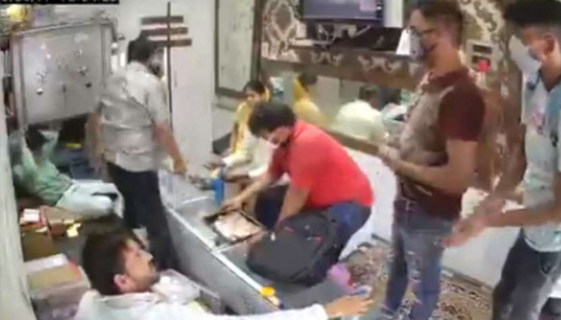 മാസ്കും സാനിറ്റൈസറുമായി കോവിഡ് പ്രോട്ടോക്കോൾ പാലിച്ച് ജൂവലറിയിലെത്തി; കള്ളന്മാർ തോക്കു ചൂണ്ടി കവർന്നത് 40 ലക്ഷം രൂപയുടെ സ്വർണം