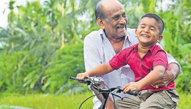 പേരക്കുട്ടിയുടെ അങ്കണവാടി കെട്ടിടം തീരെ ചെറുതായി പോയി; 15 ലക്ഷം രൂപ മുടക്കി സ്ഥലം വാങ്ങി നൽകി താരമായി അപ്പൂപ്പൻ