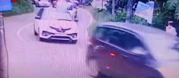 കരിപ്പൂരിൽ വിമാനം ഇറങ്ങിയ ശേഷം തട്ടിക്കൊണ്ടുപോയ പ്രവാസി വീട്ടിൽ തിരിച്ചെത്തി; പരാതിയില്ലെന്ന് പൊലീസിനോട് യുവാവ്; നടുറോഡിലെ തട്ടിക്കൊണ്ടു പോകലിലേക്ക നയിച്ചത് സാമ്പത്തിക ഇടപാടിലെ തർക്കമെന്ന് സൂചന