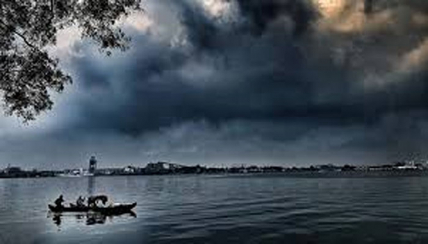 ബംഗാൾ ഉൾക്കടലിലെ ന്യൂനമർദ്ദം ശക്തി പ്രാപിക്കുന്നു; കേരളത്തിൽ അതിതീവ്ര മഴയ്ക്ക് സാധ്യതയെന്ന് കേന്ദ്ര കാലാവസ്ഥ വകുപ്പ്; ഇടുക്കി, കണ്ണൂർ, കാസർക്കോട് ജില്ലകളിൽ ഇന്ന് റെഡ് അലർട്ട്