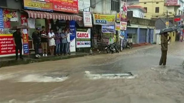 സംസ്ഥാനത്ത് അടുത്ത മൂന്ന് ദിവസം കനത്ത മഴക്ക് സാധ്യത; ഇടുക്കിയിലും മലപ്പുറത്തും കണ്ണൂരും കാസർകോടും ഇന്ന് റെഡ് അലേർട്ടും കോഴിക്കോടും വയനാടും ഓറഞ്ച് അലേർട്ടും; ഇടുക്കിയിൽ ഡാമുകളും നിറഞ്ഞു കവിയുന്നു; നാല് അണക്കെട്ടുകളുടെ ഷട്ടറും ഉയർത്തി; പേമാരിക്കാലത്ത് വീണ്ടും അതീവ ജാഗ്രത