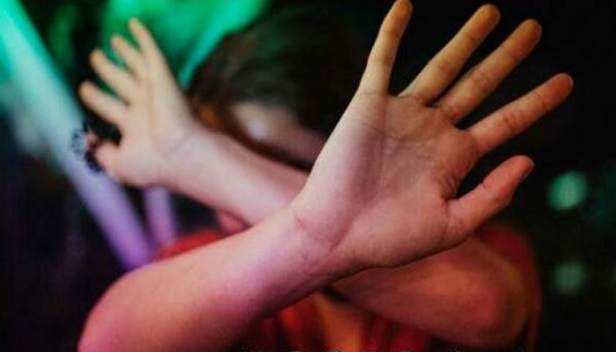 പതിമൂന്ന് വയസുകാരിയെ തട്ടിക്കൊണ്ടുപോയി പീഡിപ്പിച്ചത് രാഷ്ട്രീയ നേതാവ് ഉൾപ്പെടെ മൂന്നുപേർ; അറസ്റ്റിലായ പ്രതികൾക്കെതിരെ പോക്സോ ചുമത്തി പൊലീസ്