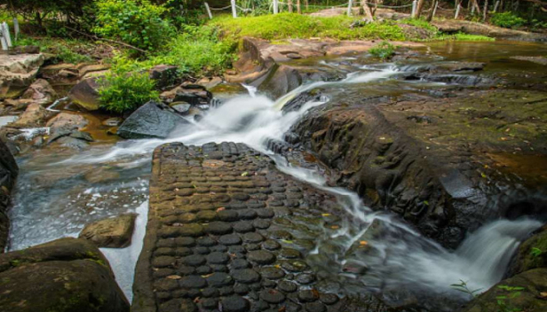 ആയിരക്കണക്കിന് ശിവലിംഗങ്ങളാൽ നിറഞ്ഞ് കൊടുംകാട്ടിലെ നദിക്കര; കൊത്തുപണികളാൽ നിറഞ്ഞ കംബോഡിയയിലെ കപാൽ സ്പീൻ ആരെയും വിസ്മയിപ്പിക്കും