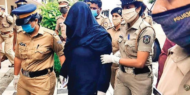ആവശ്യപ്പെട്ടത് അഞ്ചു ദിവസത്തെ കസ്റ്റഡി; അനുവദിച്ചത് നാലു ദിവസവും; സ്വർണക്കടത്ത് കേസിലെ പ്രതി സ്വപ്ന സുരേഷ് വീണ്ടും എൻഐഎ കസ്റ്റഡിയിൽ; ഇനി ഡിജിറ്റൽ തെളിവുകൾ മുൻനിർത്തിയുള്ള ചോദ്യം ചെയ്യൽ; മൊഴികളിലെ വൈരുദ്ധ്യവും പരിശോധിക്കും; എന്നും ബന്ധുക്കളെ കാണാനും സ്വപ്നയ്ക്ക് അനുമതി