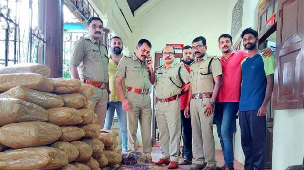 ബാലറാമപുരത്തെ കഞ്ചാവ് വേട്ട അതിസാഹസികമായി; എക്സൈസ് വാഹനങ്ങൾ ഇടിച്ചു തകർത്തു രക്ഷപെട്ട ഒരു പ്രതിയെ നാട്ടുകാരുടെ സഹായത്തോടെ ആണ് പിടികൂടി; എക്സൈസ് പിടിച്ചത് കാറുകളിൽ കടത്താൻ ശ്രമിച്ച 205 കിലോ കഞ്ചാവ്