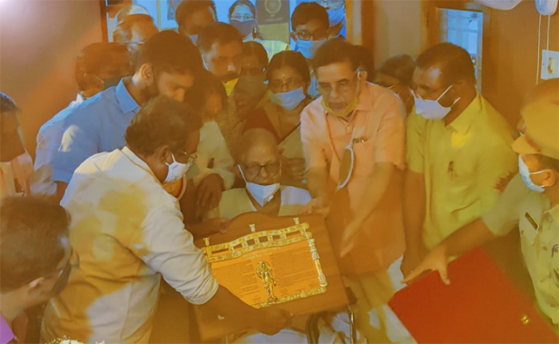 മഹാകവി അക്കിത്തത്തിന് ജ്ഞാനപീഠ പുരസ്കാരം സമ്മാനിച്ചു; കുമരനല്ലൂർ വസതിയിൽ എത്തി പുരസ്ക്കാരം നേരിട്ട് സമ്മാനിച്ചത് സാംസ്കാരിക മന്ത്രി എ കെ ബാലൻ