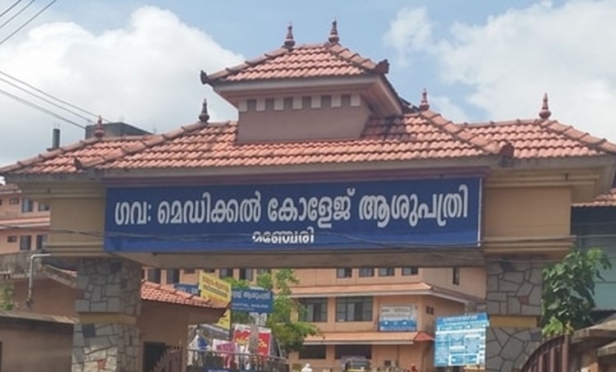 വെന്റിലേറ്റർ സഹായം കിട്ടാതെ കോവിഡ് രോഗി മരിച്ചതിന് പിന്നാലെ ആരോഗ്യവകുപ്പിന്റെ അനാസ്ഥമൂലം കഴിഞ്ഞ ദിവസങ്ങളിലായി മലപ്പുറത്ത് മാത്രം പൊലിഞ്ഞത് മൂന്ന് ജീവനുകൾ; ആത്മഹത്യചെയ്ത യുവാവിന്റെ മൃതദേഹത്തോടും അനാദരവ് കാട്ടി