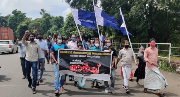 ബാക്ക്ലോഗ് നികത്താതെയുള്ള അദ്ധ്യാപക നിയമനം' സംവരണ അട്ടിമറിക്കെതിരെ ഫ്രറ്റേണിറ്റി മൂവ്മെന്റ് കാലിക്കറ്റ് യൂണിവേഴ്സിറ്റിയിലേക്ക് മാർച്ച് നടത്തി