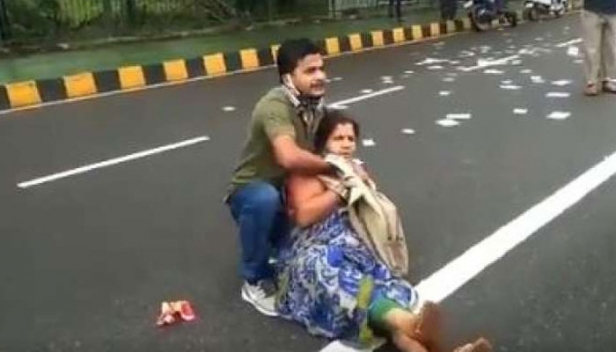 മന്ത്രിമാർ അഴിമതിക്കാരായതിനാൽ സ്വന്തം അമ്മയുടെ കഴുത്തറുക്കുമെന്ന് യുവാവ്; ഒഡീഷ നിയമസഭ മന്ദിരത്തിന് മുന്നിൽ നാടകീയ രംഗങ്ങൾ; വീഡിയോ കാണാം