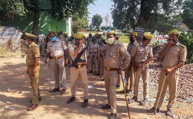 ഹാത്രാസ് കൊലപാതകം: വിചാരണ ഉത്തർപ്രദേശിന് പുറത്തേക്ക് മാറ്റണമെന്ന് പെൺകുട്ടിയുടെ കുടുംബം ലക്നൗ കോടതിയിൽ