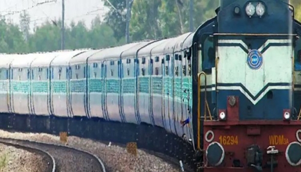 കേരളത്തിലെ ഒമ്പത് പാസഞ്ചർ ട്രെയിനുകൾ എക്സ്പ്രസുകളാക്കി മാറ്റും; അഞ്ച് ട്രെയിനുകളിൽ കോച്ചുകളുടെ എണ്ണം കൂട്ടും; റെയിൽവേ ടൈംടേബിൾ പരിഷ്ക്കരിക്കുന്നു