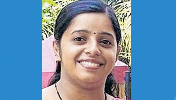 നാലുമാസം ഗർഭിണിയായ യുവതിയെ ആശുപത്രിയിൽ എത്തിച്ചത് രക്തസ്രാവത്തെ തുടർന്ന്; മരിച്ച ഗർഭസ്ഥ ശിശുവിനെ പ്രസവത്തിലൂടെ പുറത്തെടുക്കാമെന്ന് ആശുപത്രി അധികൃതർ; അദ്ധ്യാപികയായ ജിജി ജോർജ്ജിന്റെ മരണകാരണം അധികൃതരുടെ അനാസ്ഥയെന്ന് ബന്ധുക്കളും