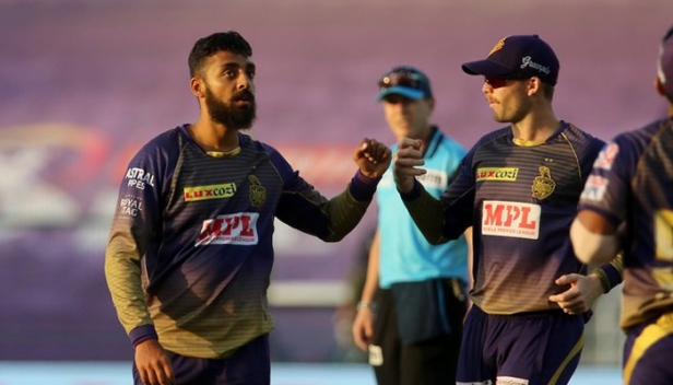 അഞ്ച് വിക്കറ്റ് നേട്ടവുമായി വരുൺ 'ചക്രവർത്തി' ആയതോടെ കൊൽക്കത്ത വീണ്ടും പ്ലേ ഓഫ് റെയ്സിൽ; ഡൽഹിക്കെതിരെ സുഖകരമായ 59 റൺസ് വിജയം; നിതീഷ്-നരെയ്ൻ കൂട്ടുകെട്ട് നേടിയ മികച്ച സ്കോർ റൈഡേഴ്സിന് തുണയായപ്പോൾ തുടക്കത്തിലെ തകർന്ന ക്യാപിറ്റൽസ് പാഴാക്കിയത് ഒന്നാമത് എത്താനുള്ള അവസരം