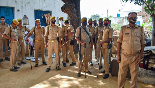 ഹാഥ്റസ് കേസ്: അന്വേഷണ ഉദ്യോഗസ്ഥന്റെ ഭാര്യ ആത്മഹത്യ ചെയ്ത നിലയിൽ; ജീവനൊടുക്കിയത് ഡി.ഐ.ജി ചന്ദ്ര പ്രകാശിന്റെ ഭാര്യ പുഷ്പ പ്രകാശ്