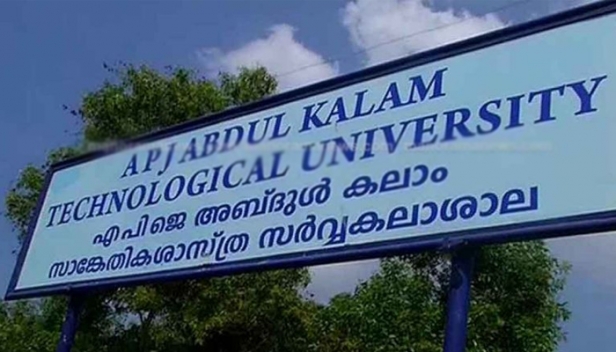 കോവിഡ് മറയാക്കി വിദ്യാർത്ഥികൾ പരീക്ഷാ ഹാളിലെത്തിയത് മൊബൈൽ ഫോണുമായി; വാട്‌സാപ്പ് ഗ്രൂപ്പുകളിലൂടെ ഉത്തരങ്ങൾ പരീക്ഷാ ഹാളിലെത്തി; കൂട്ടക്കോപ്പിയടിയെ തുടർന്ന് ബിടെക് മൂന്നാം സെമസ്റ്റർ പരീക്ഷ റദ്ദാക്കി