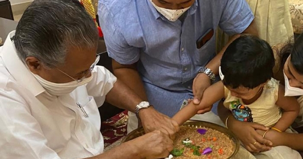അച്ഛനമ്മമാരുടെ മടിയിലിരുന്ന ദേവനയുടെ കൈപിടിച്ച് മുഖ്യമന്ത്രി അക്ഷരം എഴുതിച്ചു; വിജയദശമി ദിനത്തിൽ മുഖ്യമന്ത്രിയുടെ ഔദ്യോഗിക വസതിയിലും വിദ്യാരംഭം; അക്ഷര വെളിച്ചം പകർന്ന് പിണറായി വിജയനും