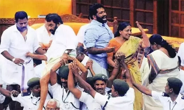 നിയമസഭ കയ്യാങ്കളി കേസിൽ സർക്കാറിന് വീണ്ടും തിരിച്ചടി; വിചാരണക്കോടതി നടപടി സ്റ്റേ ചെയ്യാതെ ഹൈക്കോടതി; മന്ത്രിമാർ ഹാജരാകുന്നത് സ്റ്റേ ചെയ്യണമെന്ന ആവശ്യവും അംഗീകരിച്ചില്ല