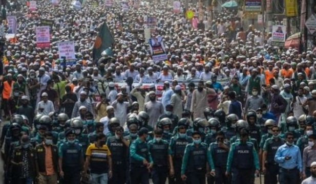 ഫ്രഞ്ച് ഉൽപ്പന്നങ്ങൾ ബഹിഷ്കരിക്കുക; ബംഗ്ലാദേശിൽ പടുകൂറ്റൻ റാലി; ഇമ്മാനുവേൽ മക്രോണിന്റെ കോലം കത്തിച്ചു