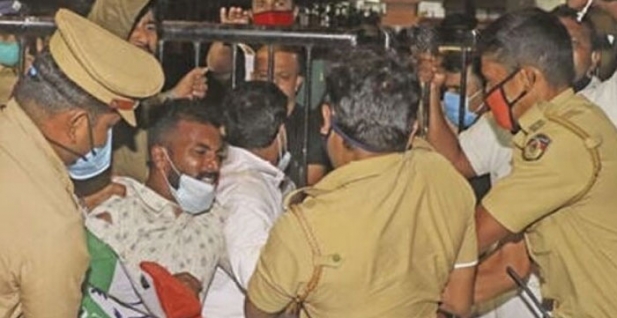 എല്ലാവരേയും ഞെട്ടിച്ച് യൂത്ത് കോൺഗ്രസുകാർ ക്ലിഫ് ഹൗസ് ഗേറ്റിന മുന്നിലെത്തി; മുഖ്യമന്ത്രിയുടെ ഔദ്യോഗിക വസതിക്ക് മുന്നിലെ സുരക്ഷാ വീഴ്ചയിൽ അഞ്ച് പൊലീസുകാർക്ക് സസ്പെൻഷൻ; മ്യൂസിയം സിഎയ്ക്കും എസ് ഐയ്ക്കും സ്ഥലംമാറ്റം