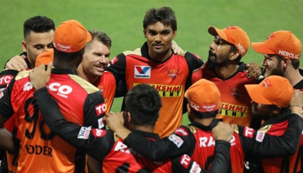അനായാസ ജയത്തിലേക്കുള്ള വഴി ബാംഗ്ലൂർ തടഞ്ഞെങ്കിലും പ്ലേ ഓഫ് സാധ്യത തുറന്ന് ഹൈദരാബാദ്; റോയൽ ചലഞ്ചേഴ്സിനെതിരെ 5 വിക്കറ്റ് ജയത്തോടെ സൺറൈസേഴ്സിന് ഏഴിൽ നിന്ന് നാലിലേക്ക് സ്ഥാനക്കയറ്റം; കുഞ്ഞൻ സ്കോറിനും ബാംഗ്ലൂരിന്റെ ജയത്തിനും ഇടയിൽ കളിച്ചത് ജേസൺ ഹോൾഡറും