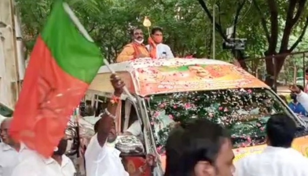 കറുപ്പർകൂട്ടം പുറത്തിറക്കിയ വീഡിയോ മതനിന്ദയെന്ന് ആരോപിച്ച് ലക്ഷ്യമിട്ടത് ഹിന്ദു വോട്ടുകൾ സമാഹരിക്കാൻ; കോവിഡ് പ്രോട്ടോക്കോൾ കാറ്റിൽ പറത്തി വെട്രിവേൽ യാത്രയുമായി ബിജെപിയും; നരേന്ദ്ര മോദി എംജിആറിന്റെ പിൻഗാമി എന്ന് വിശേഷിപ്പിച്ച യാത്ര തടഞ്ഞ് നേതാക്കളെ അറസ്റ്റ് ചെയ്ത് തമിഴ്നാട് പൊലീസ്