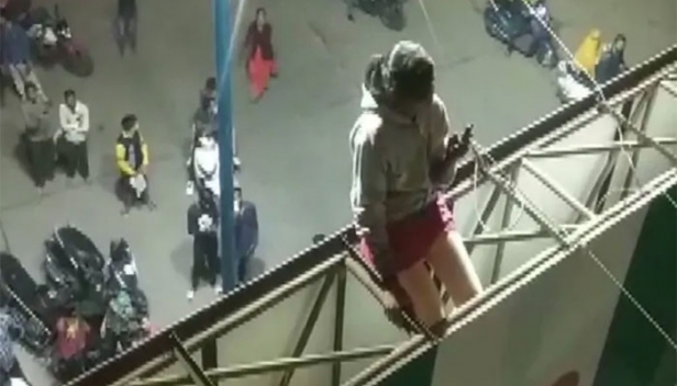 കാമുകനെ വിവാഹം കഴിക്കാൻ വീട്ടുകാർ അനുവദിക്കുന്നില്ല; പ്രായപൂർത്തിയാകാത്ത പെൺകുട്ടിയുടെ പ്രതിഷേധം കൂറ്റൻ പരസ്യബോർഡിന് മുകളിൽ കയറി; ഒടുവിൽ കാമുകന്റെ സഹായംതേടി പൊലീസും