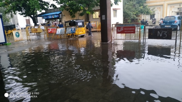 നിവാർ ചുഴലിക്കാറ്റ് കരയിൽ തൊടുമ്പോൾ മണിക്കൂറിൽ 120-145 കിലോമീറ്റർ വരെയായി വേഗം കുറയും; തമിഴ്‌നാട്ടിൽ ചെന്നൈയിലും സമീപ പ്രദേശങ്ങളിലും കനത്ത മഴ; പ്രളയ ഭീതി കൂട്ടി ചെമ്പരപ്പാക്കം റിസർവോയർ തടാകം നിറയുന്നു