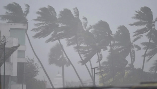 തീരം തൊട്ട് നിവാർ ചുഴലിക്കാറ്റ്; തമിഴ്നാടിന്റെ വിവിധ ഭാഗങ്ങളിൽ പേമാരിയും കനത്ത കാറ്റും; ചുഴലിക്കാറ്റ് പ്രവേശിച്ചത് പുതുച്ചേരിക്കും മാരക്കാനത്തിനും ഇടയ്ക്കുള്ള തീരത്ത്; ചെന്നൈ വിമാനത്തിൽ നിന്നുള്ള എല്ലാ വിമാന സർവീസുകളും റദ്ദാക്കി; പുതുച്ചേരിയിൽ നിരോധനാജ്ഞ