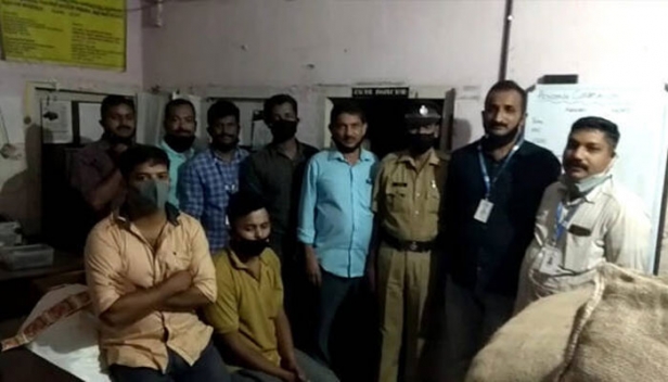 വാഴക്കുലകൾക്കിടയിലായി ഒളിപ്പിച്ച് കടത്താൻ ശ്രമിച്ചത് 75,000 പായ്ക്കറ്റ് നിരോധിത പാൻ മസാല; ബത്തേരിയിൽ രണ്ടംഗ സംഘം എക്സൈസിന്റെ പിടിയിൽ