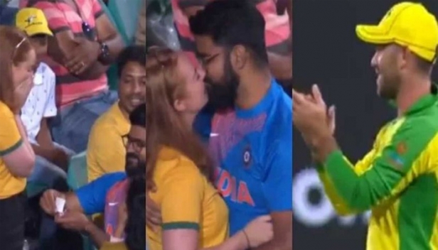 ഇന്ത്യ-ഓസ്ട്രേലിയ ക്രിക്കറ്റ് മത്സരത്തിനിടെ ഗാലറിയിൽ ഒരു ഇന്ത്യൻ-ഓസീസ് പ്രണയ ഗാഥ; ഓസീസ് ആരാധികയ്ക്ക് മുന്നിലെത്തി മുട്ടുകുത്തി പ്രൊപ്പോസ് ചെയ്ത് ഇന്ത്യൻ ആരാധകൻ: കയ്യടിച്ച് ക്രിക്കറ്റ് താരങ്ങളും: വീഡിയോ കാണാം