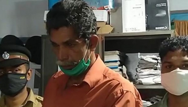 ഭാര്യയുടെ തെരഞ്ഞെടുപ്പ് പ്രവർത്തനം ഉഷാറാക്കാൻ സ്കറിയ ചാരായം വാറ്റിയത് സ്വന്തം വീട്ടിലിട്ട്; കയ്യോടെ പൊക്കി എക്സൈസും; കൂത്താട്ടുകുളം നഗരസഭയിലെ കോൺഗ്രസ് റിബൽ സ്ഥാനാർത്ഥി മേരിക്ക് കിട്ടിയ പണി ഇങ്ങനെ