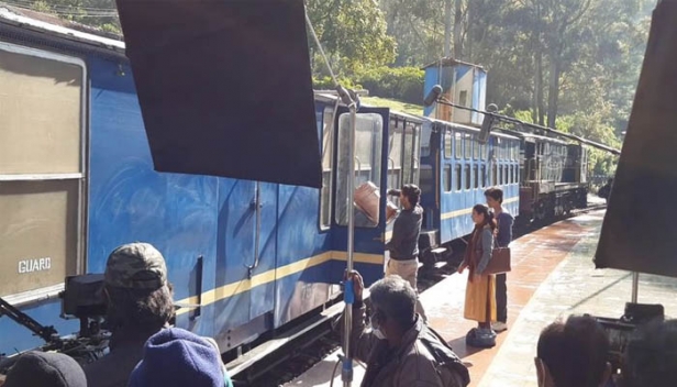 ഊട്ടിയുടെ സ്വന്തം മീറ്റർഗേജ് ട്രെയിൻ വീണ്ടും ഓടിത്തുടങ്ങി; സഞ്ചാരത്തിനെത്തിയവർക്ക് നിരാശ; എട്ട് മാസങ്ങൾക്ക് ശേഷം 'പർവ്വത തീവണ്ടി' ഓടിയത് ഹിന്ദി സിനിമയുടെ ഷൂട്ടിങ്ങിനായി; യാത്ര തരപ്പെടാൻ വിനോദ സഞ്ചാരികൾ ഇനിയും കാത്തിരിക്കണം