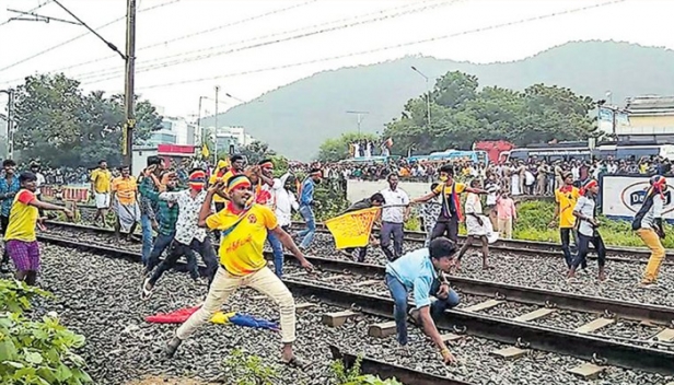 വണ്ണിയർ പ്രക്ഷോഭത്തിൽ അക്രമം; ചെന്നൈയ്ക്കും ചെങ്കൽപേട്ടിനുമിടയിൽ ഗതാഗതം സ്തംഭിച്ചു: ട്രെയിനിന് നേരെ കല്ലേറ്