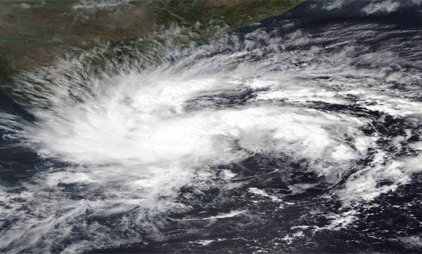 ബുറേവി ചുഴലിക്കാറ്റ്: തമിഴ്നാട്ടിൽ വ്യാപക നാശനഷ്ടം, മരണം 17 ആയി; ചെന്നൈ നഗരത്തിൽ പലയിടങ്ങളിലായി വെള്ളക്കെട്ടും രൂപപ്പെട്ടു