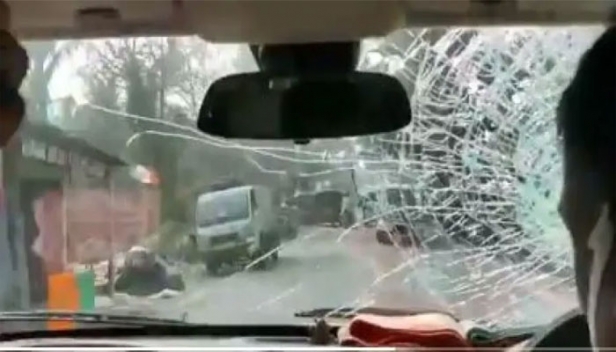 ബംഗാളിൽ ബിജെപി ദേശീയ അധ്യക്ഷന്റെ വാഹന വ്യൂഹത്തിന് നേരെ ആക്രമണം; ദുർഗയുടെ കൃപയാണ് തന്നെ രക്ഷിച്ചതെന്ന് ജെ.പി നഡ്ഡ; അക്രമണത്തിന് പിന്നിൽ തൃണമൂൽ കോൺഗ്രസാണെന്ന് ബിജെപി