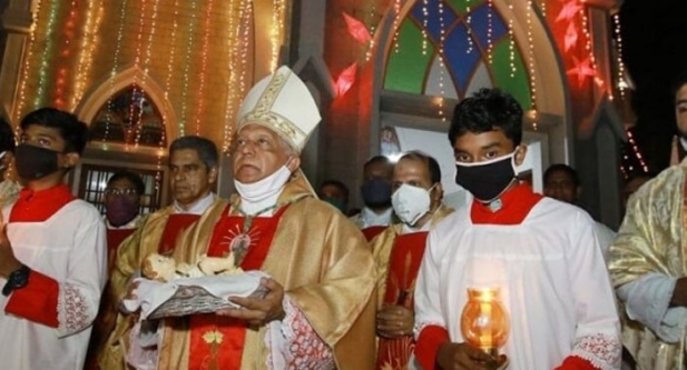 പ്രത്യാശയുടേയും സമാധാനത്തിന്റേയും സന്ദേശം പകർന്ന് ഇന്ന് ക്രിസ്മസ്; ഉണ്ണിയേശുവിന്റെ തിരുപ്പിറവിയുടെ സ്മരണ പുതുക്കി ക്രൈസ്തവർ; കോവിഡു കാലത്ത് ആഘോഷങ്ങൾ വീട്ടിലേക്ക് ഒതുക്കി മാതൃക കാട്ടി ക്രൈസ്തവർ; മറുനാടൻ മലയാളിയുടെ പ്രിയ വായനക്കാർക്ക് ഹൃദയം നിറഞ്ഞ ക്രിസ്മസ് ആശംസകൾ...