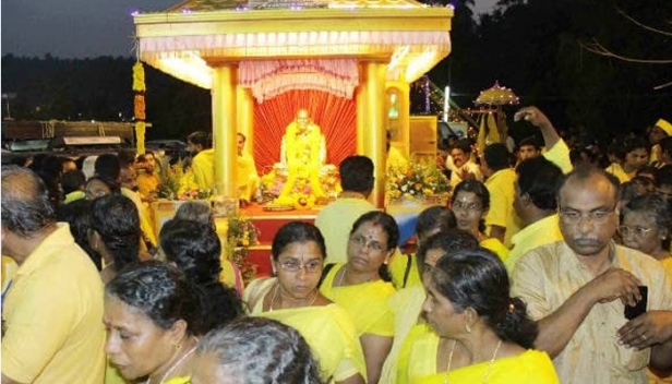 ഭക്തരുടെ പ്രാർത്ഥനകൾക്ക് നടുവിൽ സ്വാമി വിശുദ്ധാനന്ദ ധർമപതാക ഉയർത്തി; 88-ാമത് ശിവഗിരി തീർത്ഥാടനത്തിന് തുടക്കമായി