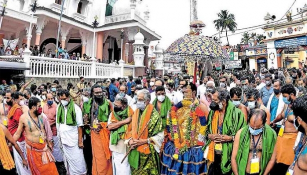 ആളും ആരവവും വർണപ്പൊടികളും നിറഞ്ഞില്ല; ആചാരപ്പഴമ കൈവിടാതെ എരുമേലി പേട്ടതുള്ളൽ: ഇത്തവണ പേട്ട തുള്ളിയത് അമ്പലപ്പുഴ ആലങ്ങാട് സംഘങ്ങൾ മാത്രം: തിരുവാഭരണ ഘോഷയാത്ര ഇന്ന് പുറപ്പെടും