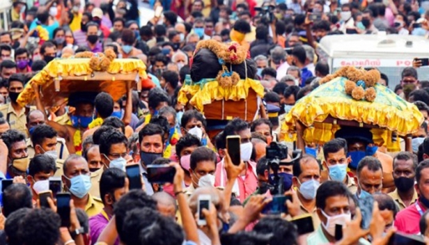 ശരണം വിളിയാൽ ഭക്തിസാന്ദ്രമായി തിരുവാഭരണ ഘോഷയാത്ര ശബരിമലയ്ക്കു പുറപ്പെട്ടു; സ്വീകരണ ഹാരങ്ങൾ ഇല്ലാത്തതിനാൽ പാതയുടെ ഇരുപുറവും സാമൂഹ്യ അകലം പാലിച്ച് തിരുവാഭരണയാത്ര ദർശിച്ച് നാട്ടുകാരും തീർത്ഥാടകരും