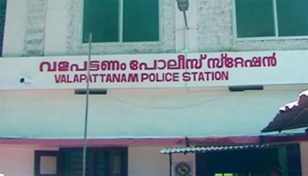കസ്റ്റഡിയിൽ എടുത്തത് സിപിഎം ബ്രാഞ്ച് സെക്രട്ടറിയെ; വിട്ടുകിട്ടണം എന്ന ആവശ്യവുമായി സ്റ്റേഷന് മുന്നിൽ പ്രവർത്തകരുടെ പ്രതിഷേധം