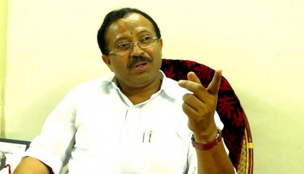 കോവിഡ് പ്രതിരോധത്തിൽ കേരളം അമ്പേ പരാജയം; ഫാഷൻ മാഗസിനുകളുടെ മുഖചിത്രമാവുന്ന തിരക്കിൽ ആരോഗ്യമന്ത്രി ഇതൊന്നും അറിയുന്നില്ലേ? കേരളം രോഗകേന്ദ്രമായി മാറുന്നത് അഭിമാനമാണെന്ന് പറയാൻ കെ.കെ.ശൈലജയ്ക്കേ കഴിയൂ; ജനങ്ങളെ തെറ്റിദ്ധരിപ്പിച്ച മുഖ്യമന്ത്രിയും ആരോഗ്യമന്ത്രിയുമാണ് സ്ഥിതി വഷളാക്കിയതെന്ന രൂക്ഷവിമർശനവുമായി കേന്ദ്രമന്ത്രി വി.മുരളീധരൻ