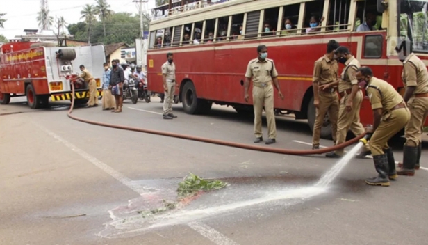 കൊല്ലത്ത് ലോറി തട്ടി റോഡിൽ വീണ സ്കൂട്ടർ യാത്രികൻ അതേ ലോറിയുടെ പിൻചക്രം കയറി മരിച്ചു; അപകടം ഉണ്ടായത് ബസിന് സൈഡുകൊടുക്കുമ്പോൾ സ്കൂട്ടറിന്റെ ഹാന്റിലിൽ ലോറിയുടെ മധ്യഭാഗത്ത് തട്ടി