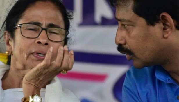 തെരഞ്ഞെടുപ്പിന് മുമ്പ് തൃണമൂൽ കോൺഗ്രസിൽ ആരൊക്കെ അവശേഷിക്കും എന്ന് ആർക്കറിയാം; പശ്ചിമ ബംഗാൾ വനംമന്ത്രിയുടെ രാജിയും അപ്രതീക്ഷിതം; ഇനി ബിജെപിയിലേക്കോ എന്ന ചോദ്യത്തിന് വ്യക്തമായ മറുപടി നൽകാതെ രാജിബ് ബാനർജി