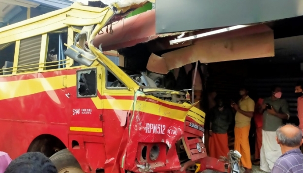 വിവാഹത്തിന് അവർ വരില്ല; തിരുവല്ല പെരുന്തുരുത്തിൽ കെഎസ്ആർടിസി ബസ് കടയിലേക്ക് പാഞ്ഞുകയറിയപ്പോൾ ഇരകളായത് വിവാഹ നിശ്ചയം കഴിഞ്ഞ യുവതിയും യുവാവും; അപകടത്തിൽ പെട്ടത് ജെയിംസിനൊപ്പം ആൻസി കോട്ടയത്ത് ഇന്റർവ്യൂവിൽ പങ്കെടുത്ത് മടങ്ങവേ