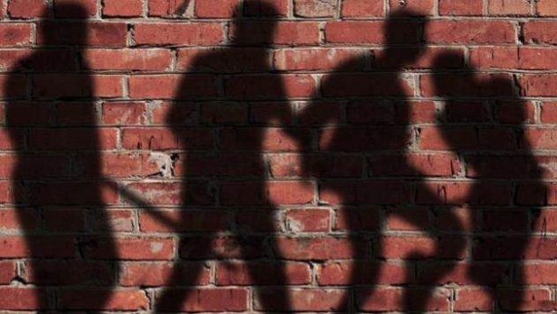 ഉത്തർപ്രദേശിനെ ഞെട്ടിച്ച് ദുരഭിമാന കൊലപാതകം; പരസ്പരം കണ്ണ് കൊണ്ട് ആംഗ്യം കാണിച്ച കമിതാക്കളെ കൊന്ന് മരത്തിൽ കെട്ടിത്തൂക്കി, പെൺകുട്ടിയുടെ സഹോദരൻ അറസ്റ്റിൽ