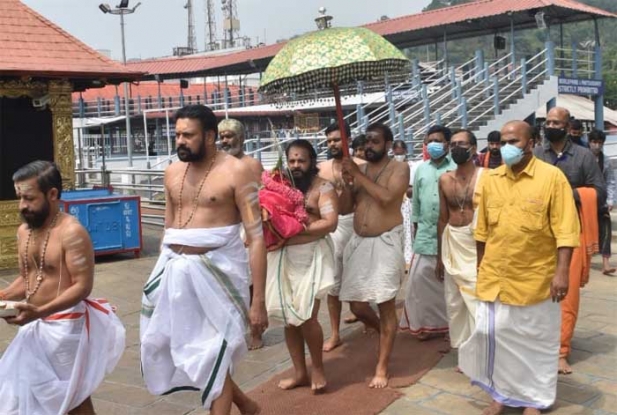 കുംഭമാസ പൂജകൾ പൂർത്തിയാക്കി ശബരിമല ക്ഷേത്രനട നാളെ അടയ്ക്കും; തന്ത്രി കണ്ഠരര് രാജീവരരുടെ മുഖ്യകാർമ്മികത്വത്തിൽ കളഭ കലശപൂജയും കളഭ കലശ മെഴുന്നെള്ളത്തും നടന്നു